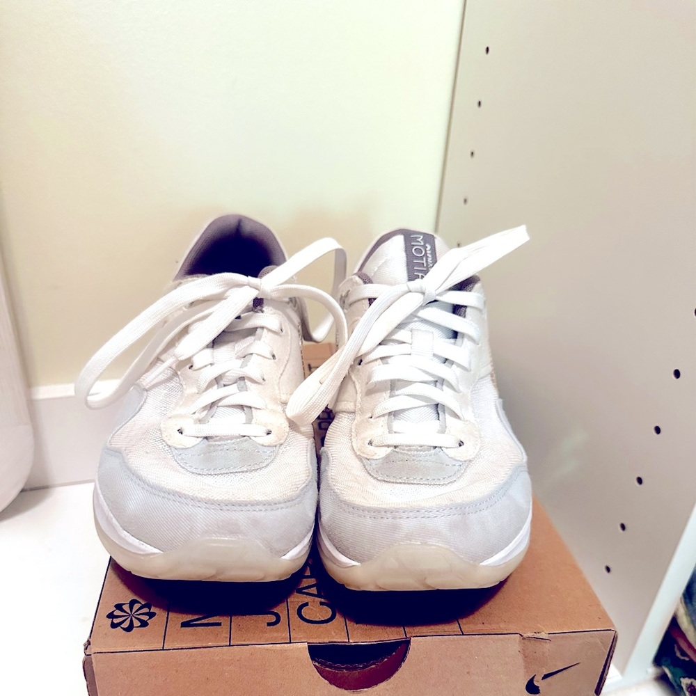 Nike Air Max Motif (GS) – Size 6.5Y – White/Aura-Summit White